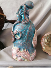 Charger l'image dans la galerie, "Octopus" Bouteille mixed media artisanal ( pièce unique )