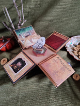 Charger l'image dans la galerie, La Messagère Mystère – Boîte à explosion enchantée (pièce unique)