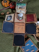 Charger l'image dans la galerie, La Messagère Mystère – Boîte à explosion enchantée (pièce unique)