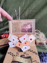 Charger l'image dans la galerie, La Messagère Mystère – Boîte à explosion enchantée (pièce unique)