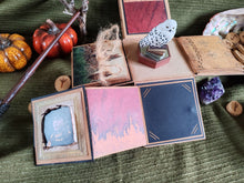 Charger l'image dans la galerie, La Messagère Mystère – Boîte à explosion enchantée (pièce unique)