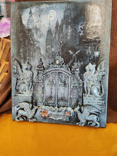 Charger l'image dans la galerie, "Ville gardée" – Tableau fantastique mixed media