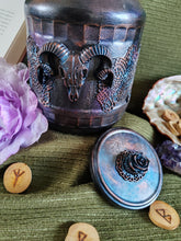 Charger l&#39;image dans la galerie, Le Reliquaire à Sucre – Pot mystique en verre recyclé (pièce unique)
