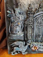 Charger l'image dans la galerie, "Ville gardée" – Tableau fantastique mixed media
