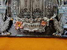 Charger l'image dans la galerie, "Ville gardée" – Tableau fantastique mixed media
